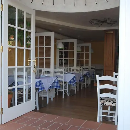 Town House فندق