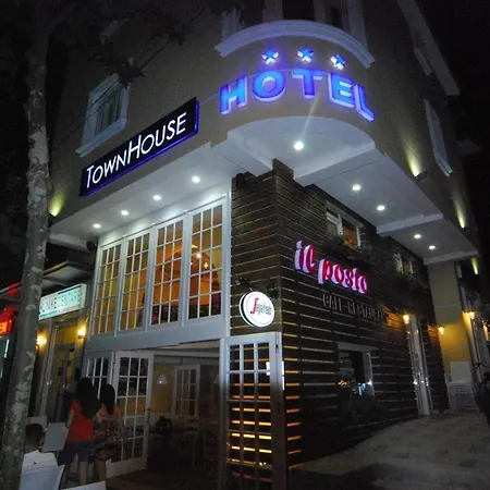 Town House 3* ティラナ