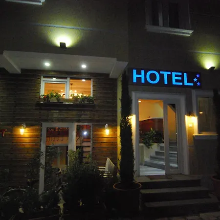 Town House 3* ティラナ