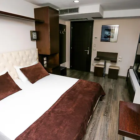 Town House 3*