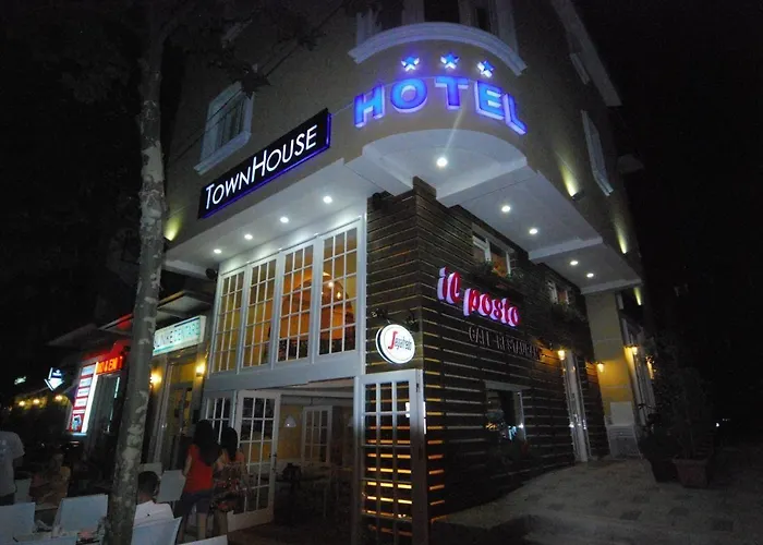 Town House 3* ティラナ