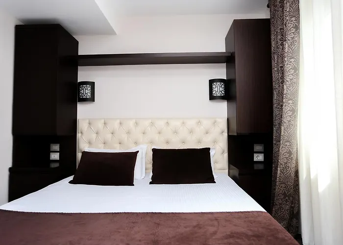 Town House 3* ティラナ